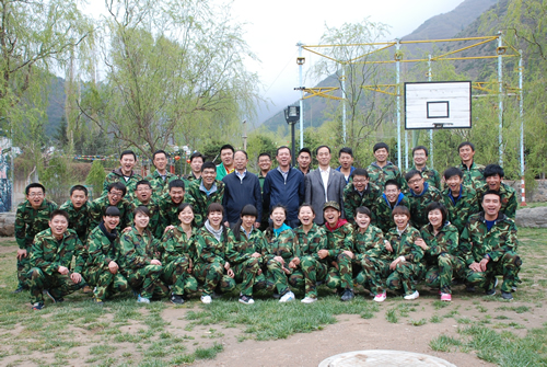 公司十分重視青年職工思想教育工作，經(jīng)常組織開展活動豐富他們的精神生活。圖為拓展訓(xùn)練后領(lǐng)導(dǎo)與年輕人合影